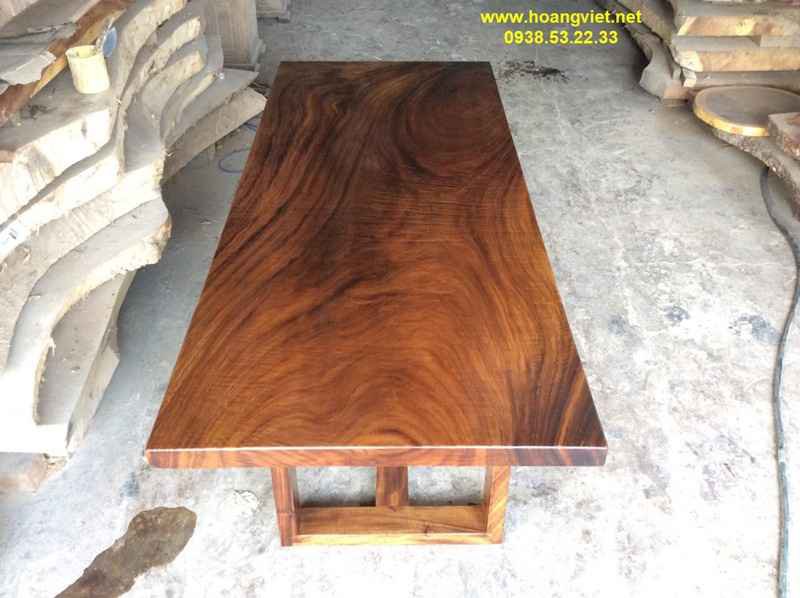 Mặt bàn gỗ me với hệ vân tuyệt đẹp và giá trị.