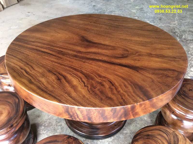 Mẫu bàn tròn gỗ nguyên khối đẹp nhất trên thị trường.