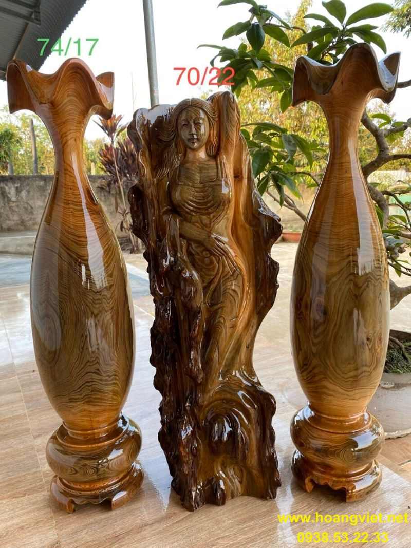 Tượng cô gái và lộc bình gỗ thủy tùng. Tượng cô gái và lộc bình gỗ thủy tùng.