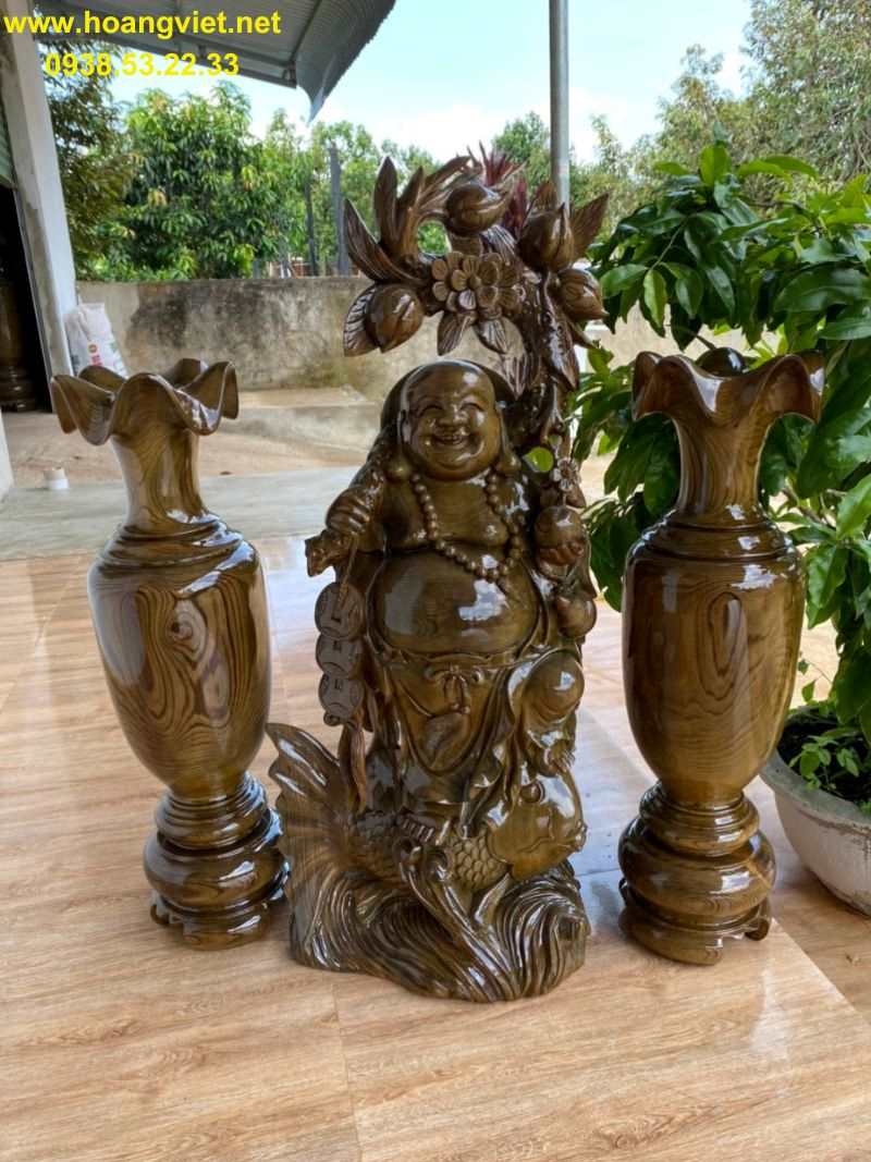 Tượng di lặc đứng cá chép và lộc bình gỗ thủy tùng. Tượng di lặc đứng cá chép và lộc bình gỗ thủy tùng.