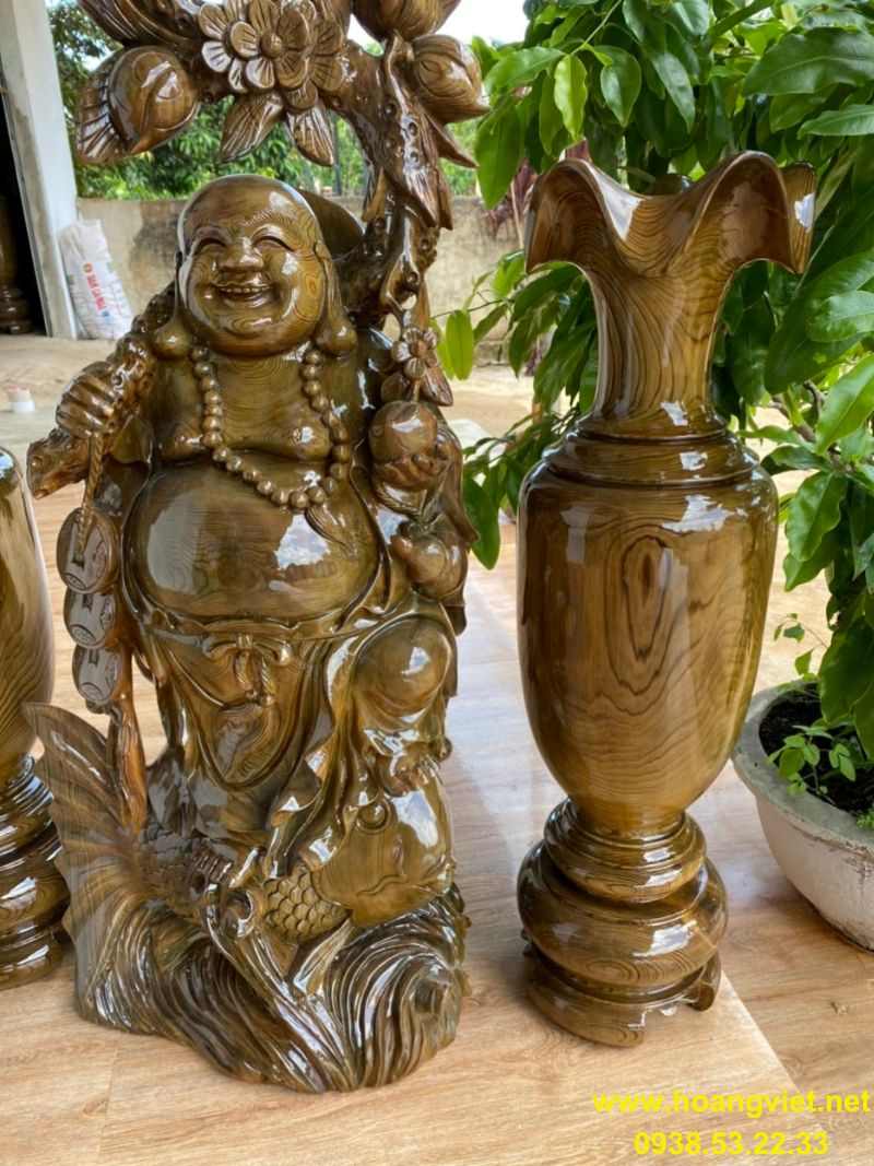 Tượng di lặc đứng cá chép và lộc bình gỗ thủy tùng. Tượng di lặc đứng cá chép và lộc bình gỗ thủy tùng.