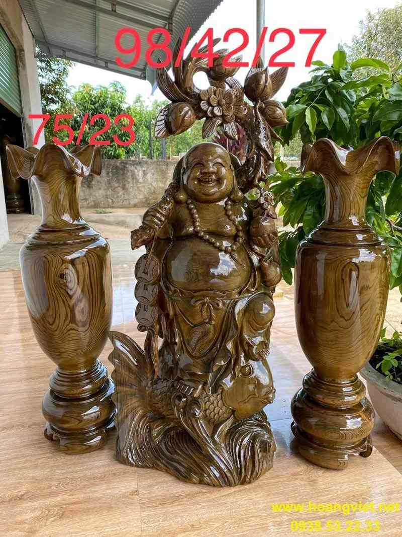 Tượng di lặc đứng cá chép và lộc bình gỗ thủy tùng. Tượng di lặc đứng cá chép và lộc bình gỗ thủy tùng.