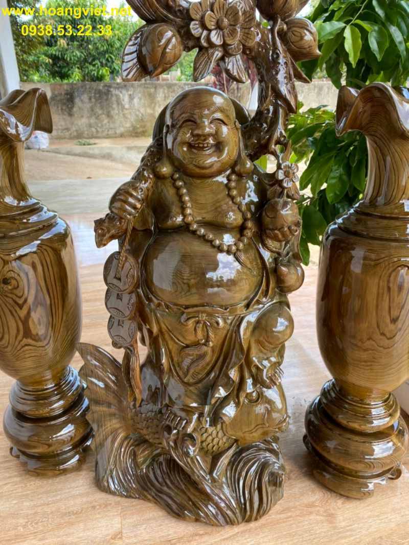 Tượng di lặc đứng cá chép và lộc bình gỗ thủy tùng. Tượng di lặc đứng cá chép và lộc bình gỗ thủy tùng.