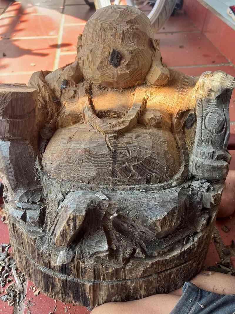 Tượng di lặc gỗ thủy tùng đang đục dở dang. Tượng di lặc gỗ thủy tùng đang đục dở dang.
