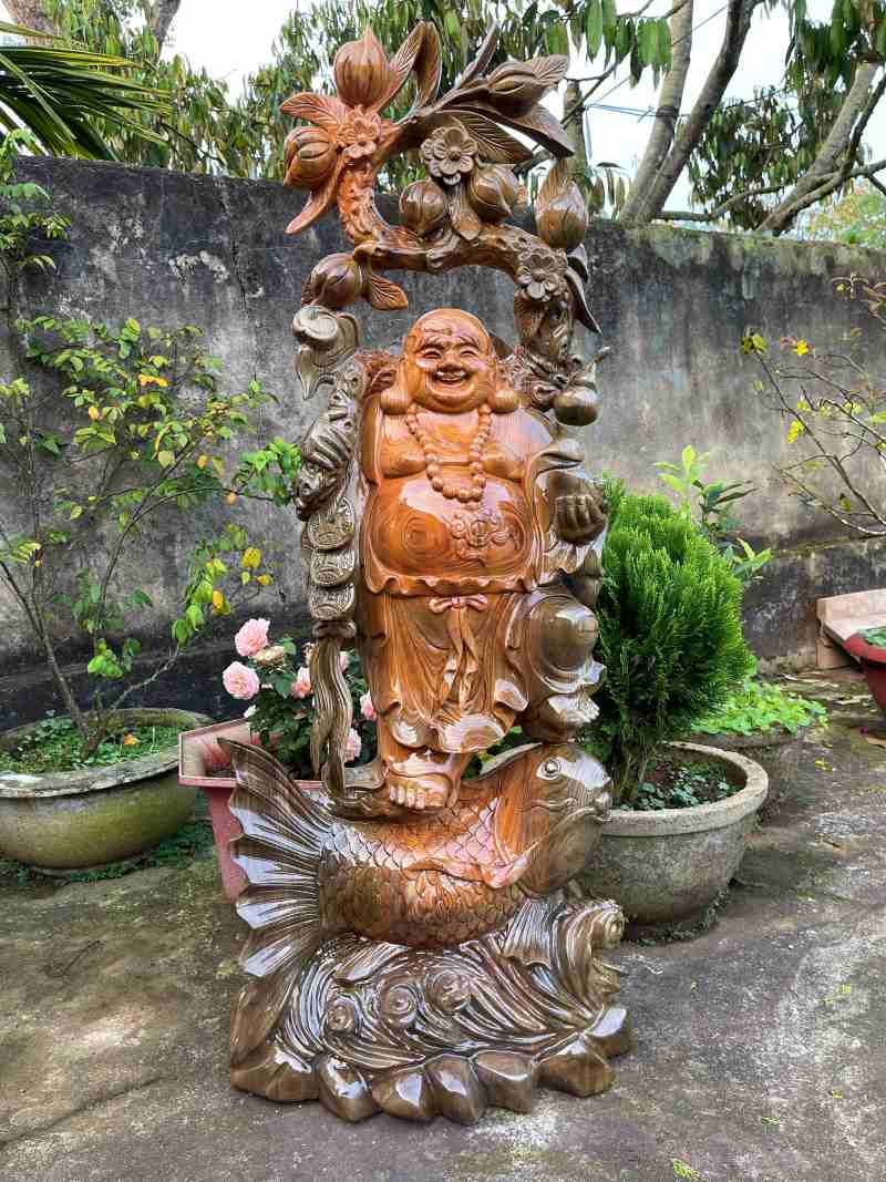 Tượng phật di lạc đứng cá chép gỗ thủy tùng Tượng phật di lạc đứng cá chép gỗ thủy tùng