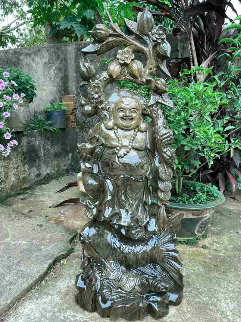 Tượng di lặc đứng cá chép gỗ thủy tùng - thông nước Tượng di lặc đứng cá chép gỗ thủy tùng - thông nước