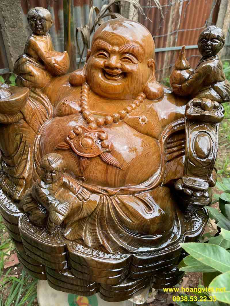 Tượng phật di lặc ngồi trên tiền bằng gỗ thủy tùng. Tượng phật di lặc ngồi trên tiền bằng gỗ thủy tùng.