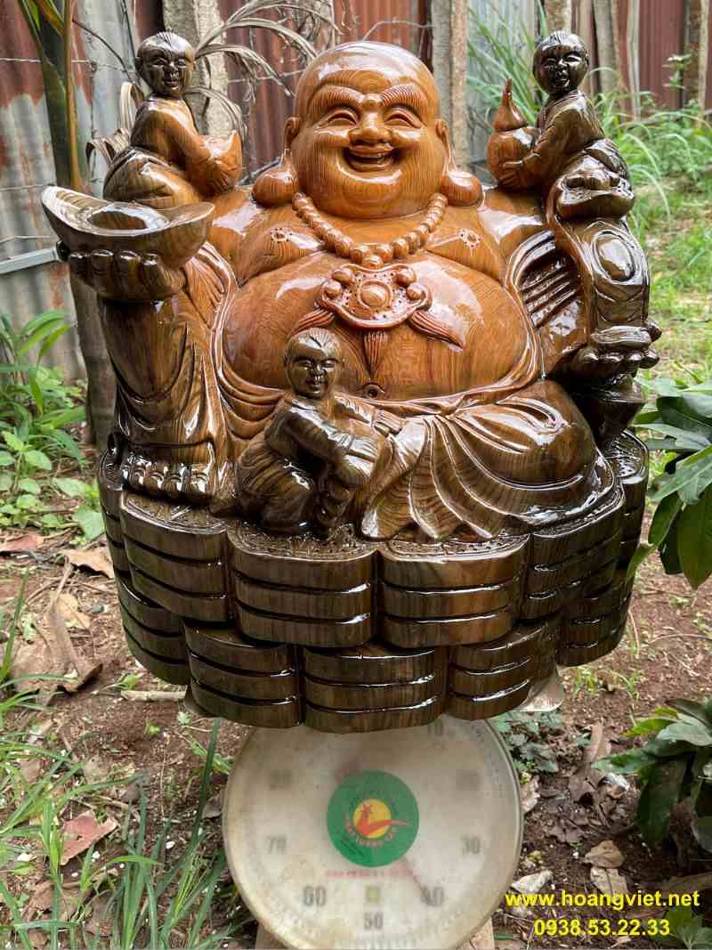 Tượng phật di lặc ngồi trên tiền bằng gỗ thủy tùng. Tượng phật di lặc ngồi trên tiền bằng gỗ thủy tùng.