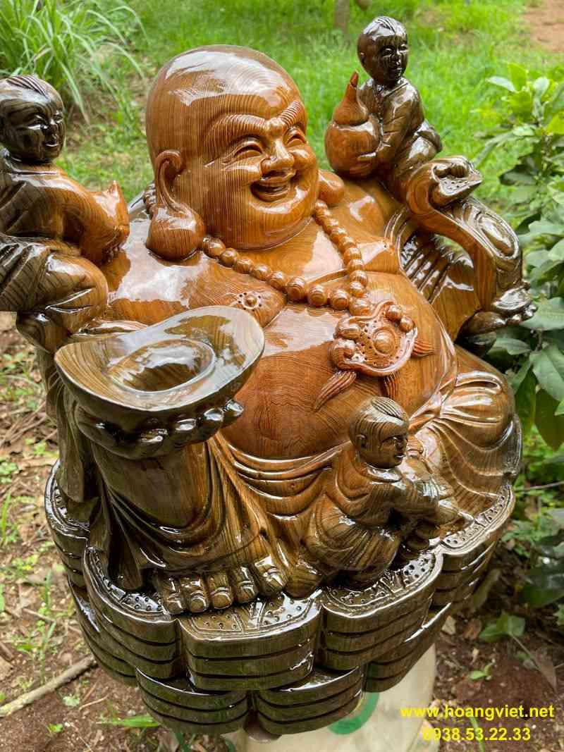 Tượng phật di lặc ngồi trên tiền bằng gỗ thủy tùng. Tượng phật di lặc ngồi trên tiền bằng gỗ thủy tùng.