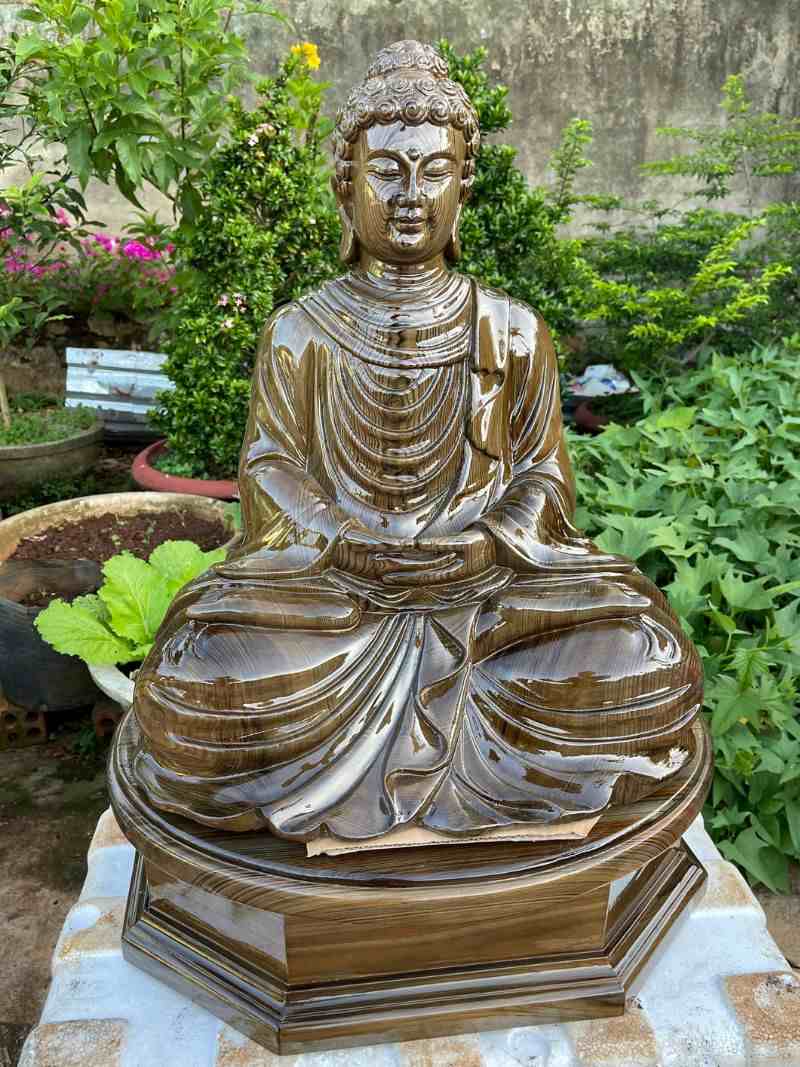 Tượng phật thích ca gỗ thủy tùng. Tượng phật thích ca gỗ thủy tùng.