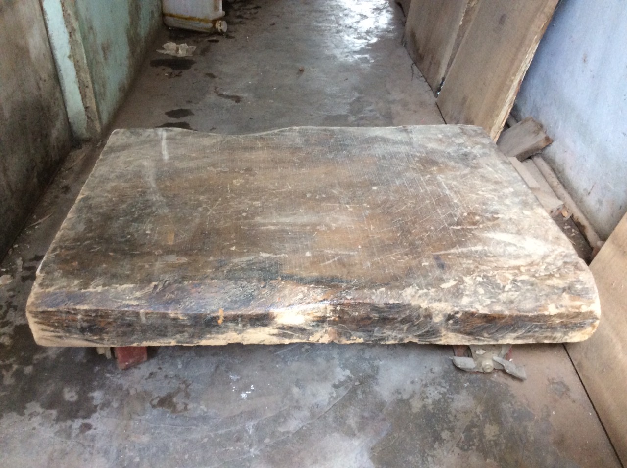 Miếng ván gỗ me tây sau khi thử nghiệm mang vào dùng làm xe đẩy Miếng ván gỗ me tây sau khi thử nghiệm mang vào dùng làm xe đẩy