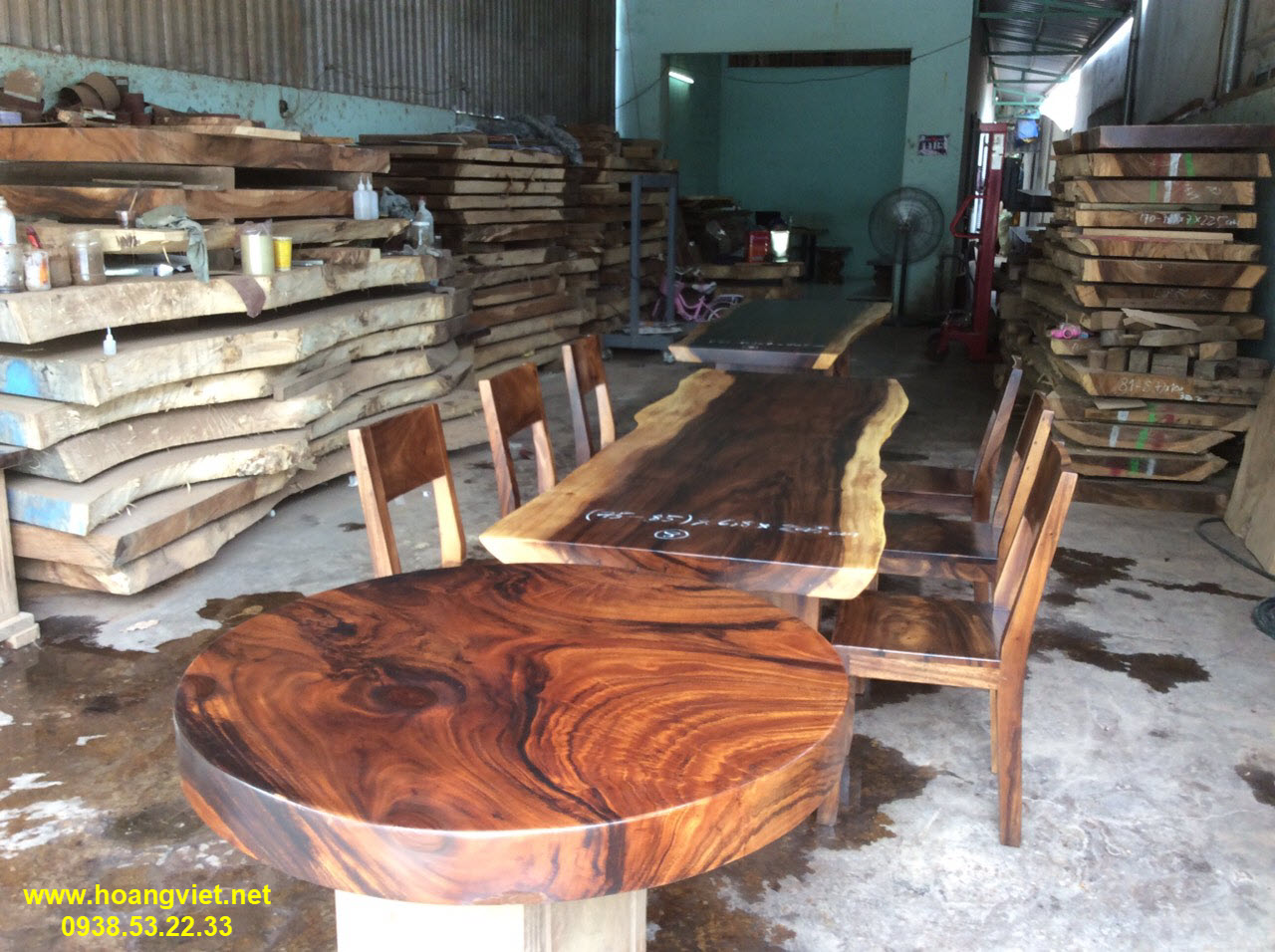 Xưởng bàn ghế gỗ me tây tại công ty Hoàng Việt.