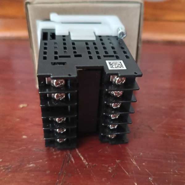 Bộ điều khiển nhiệt độ Omron E5CC-RX2ASM-800