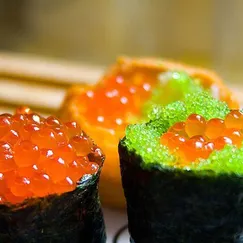 Sushi trứng cá hồi