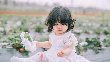 Bộ ảnh em bé 'Gà Bông' tóc xoăn gây sốt cư dân mạng