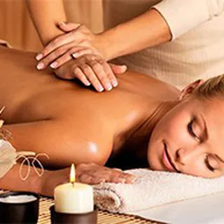 Massage body bằng tinh dầu thảo dược