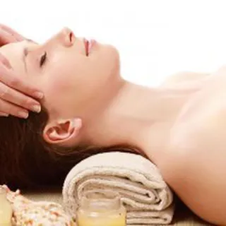 Massage da mặt thư giãn