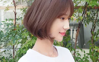 Màu tóc nhuộm ra nắng đẹp mà vào bóng râm nhìn lại càng sang