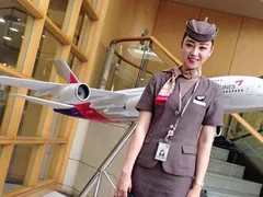 Bỏ tiếp viên hàng không quốc tế hotgirl buôn mỹ phẩm kiếm chục tỷ