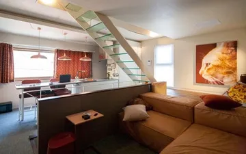 Ngỡ ngàng nội thất của ngôi nhà có vẻ ngoài thô ráp xù xì