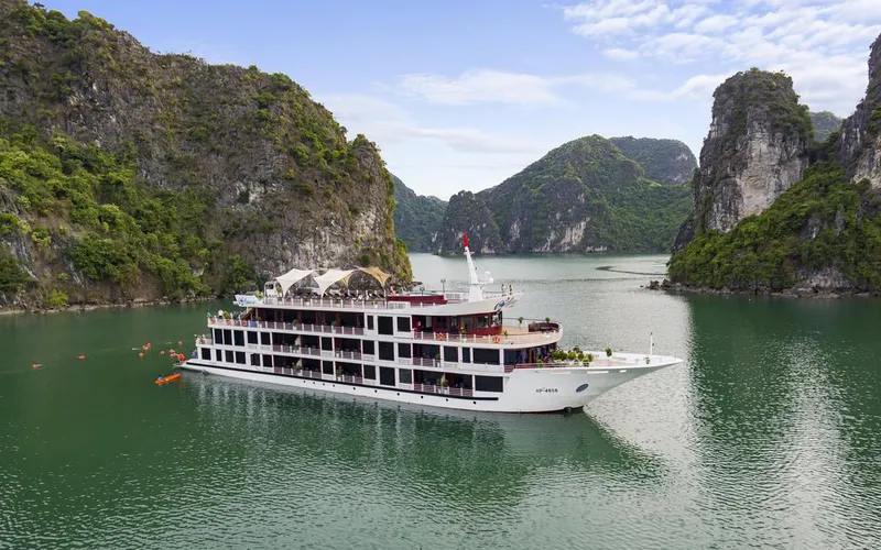 Du Thuyền Ngày Queen - Vitamia