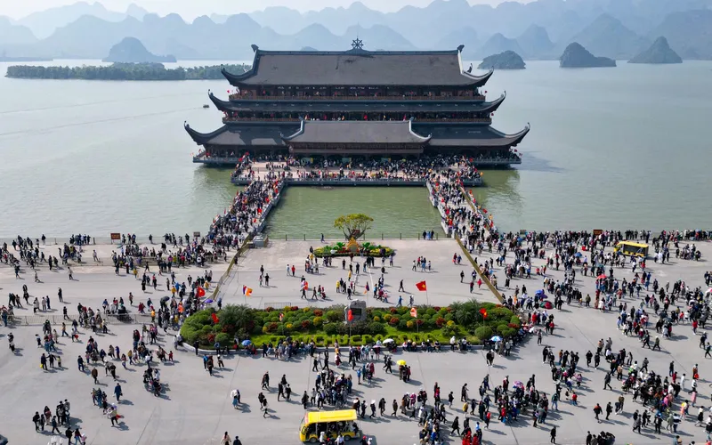 Tour 1 ngày Chùa Tam Chúc – Đầm Vân Long